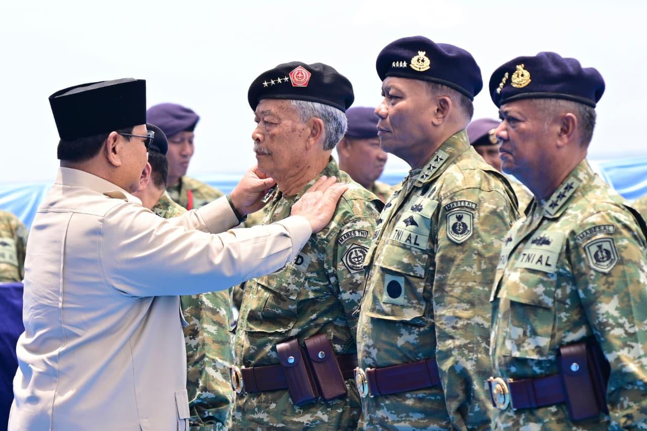 Presiden Prabowo Subianto Anugerahkan Pangkat Istimewa kepada 11 Purnawirawan TNI di KRI Radjiman